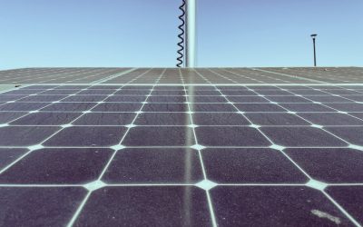 Wat is er nodig om installatie onderhoud en reparatie uit te voeren aan mijn systeem om stroom generatie met zonnepanelen bij een stroomuitval mogelijk te maken?